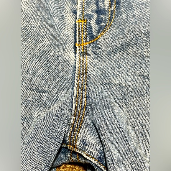 BEAUTIFUL PAIR OF GUESS LIGHT INDIGO WASH DISTRESSED DENIM JEAN SHORTS SIZE 33W! - Picture 12 of 16